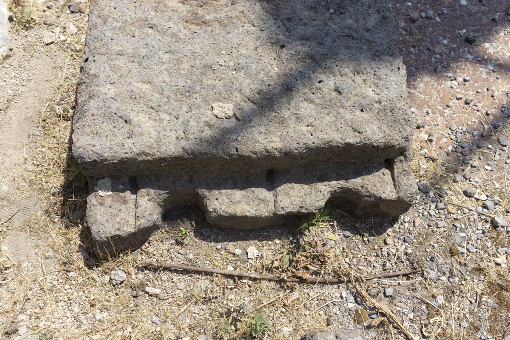 VI.12.5 Pompeii. 14th July 2017. Detail of base in north-west corner of Secondary Atrium 7.
Foto Annette Haug, ERC Grant 681269 DÉCOR.