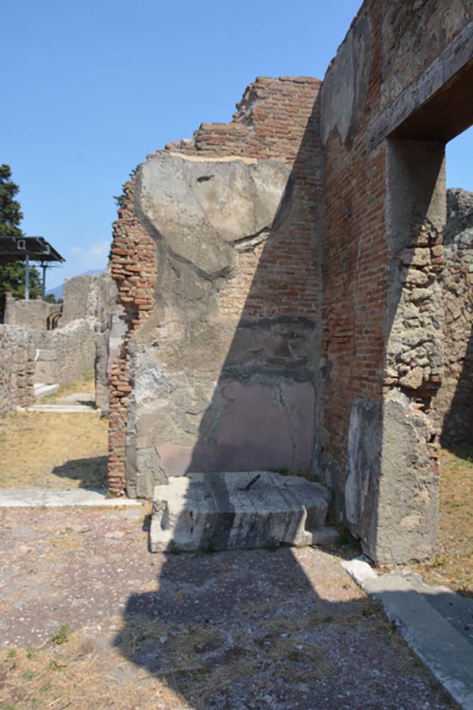 VI.12.5 Pompeii. 14th July 2017. North-east corner of Secondary Atrium, looking north.
Foto Annette Haug, ERC Grant 681269 DÉCOR.
According to Pernice, found in the north-eastern corner of the four-columned atrium was an iron-lined, chest.
Made from a single block of travertine and notched at the corners up to 18 cm deep. These notches were filled by the feet of the box, which were bent at right angles.
This meant that the base and the box standing on it formed an inseparable unit. The iron pin that ran from the base through the box provided additional anchoring.
See Pernice, E., 1932. Hellenistische Tische, Zisternenmündungen, Beckenuntersätze, Altäre u. Truhen. Berlin, p. 72, Taf. 43.1.