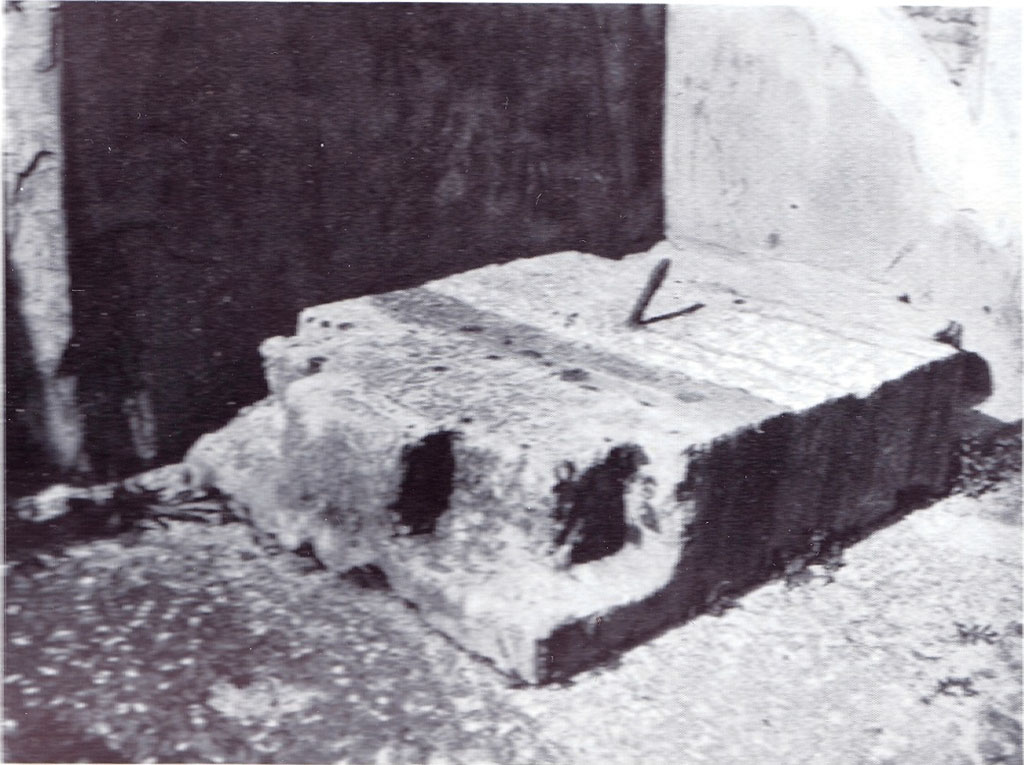 VI.12.2/5 Pompeii. 1932. Second money chest base, seen in north-east corner of atrium.
According to Pernice –
This was found in the Casa del Fauno, directly north of the impluvium in the north-eastern corner of the four-columned atrium.
Made from a single block of travertine and notched at the corners up to 18 cm deep.
These notches were filled by the feet of the box, which were bent at right angles.
This meant that the base and the box standing on it formed an inseparable unit.
The iron pin that ran from the base through the box provided additional anchoring.
See Pernice, E., 1932. Hellenistische Tische, Zisternenmündungen, Beckenuntersätze, Altäre u. Truhen. Berlin, p. 72, Taf. 43.1.