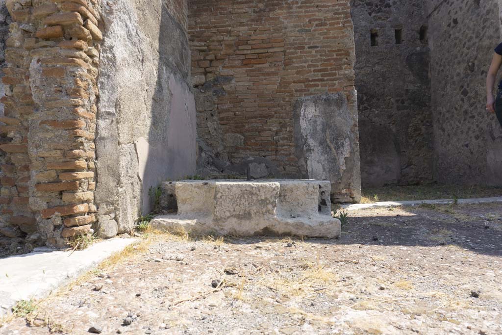 VI.12.5 Pompeii. 14th July 2017. Looking east towards base in north-east corner of Secondary Atrium 7.
Foto Annette Haug, ERC Grant 681269 DÉCOR.