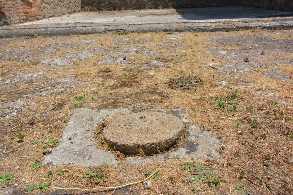 VI.12.5 Pompeii. 14th July 2017. Secondary Atrium 7, looking east towards cistern-mouth.
Foto Annette Haug, ERC Grant 681269 DÉCOR.