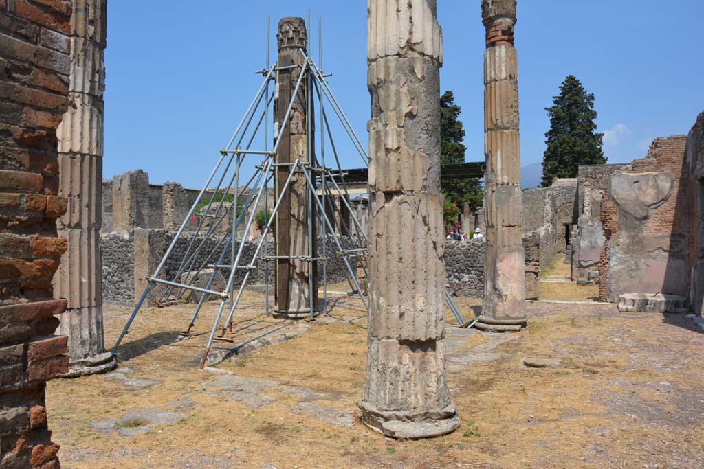 VI.12.5 Pompeii. 14th July 2017.
Looking north-west across impluvium - on the south side, left, is another cistern-mouth, as well as the one on the east side, right.
Foto Annette Haug, ERC Grant 681269 DÉCOR.