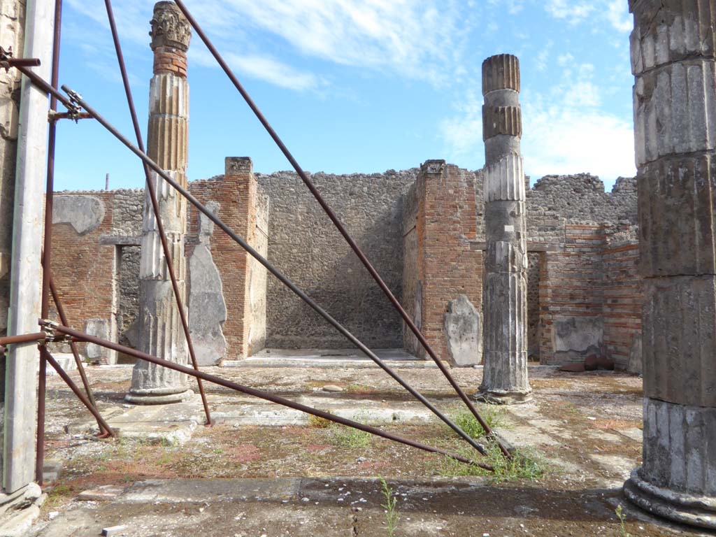 VI.12.5 Pompeii. 30th September 2015. Looking east across impluvium in Atrium 7, towards East Ala.
Foto Annette Haug, ERC Grant 681269 DÉCOR.