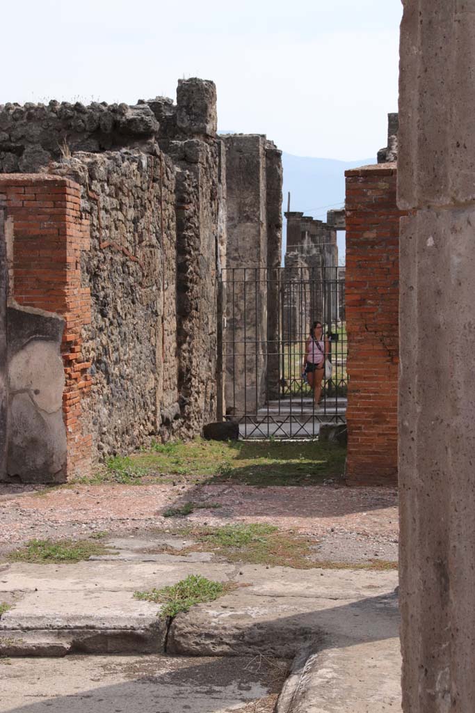 VI.12.5 Pompeii. September 2021.
Looking south across impluvium and atrium 7 towards entrance corridor and doorway.
Photo courtesy of Klaus Heese.