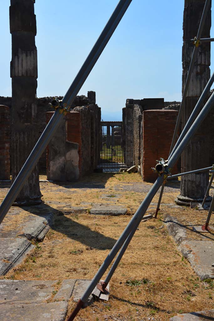 VI.12.5 Pompeii. 14th July 2017. Looking south across impluvium in atrium 7.
Foto Annette Haug, ERC Grant 681269 DÉCOR.