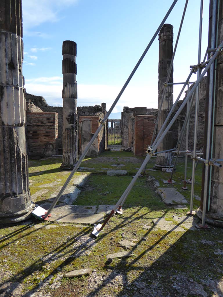 VI.12.5 Pompeii. 4th January 2017.
Looking south across impluvium in atrium 7 towards entrance corridor.
Foto Annette Haug, ERC Grant 681269 DÉCOR.