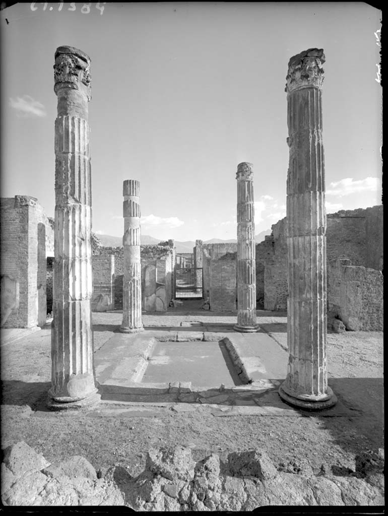 VI.12.5 Pompeii. 1961. Atrium 7, looking south across impluvium in tetrastyle atrium.
DAIR 61.1384. Photo © Deutsches Archäologisches Institut, Abteilung Rom, Arkiv.