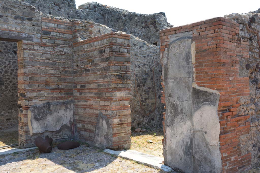 VI.12.5 Pompeii. 14th July 2017.
South-east corner of Secondary Atrium, with doorways to room 13 on left, room 9 in centre, and entrance corridor/fauces 6, on right.
Foto Annette Haug, ERC Grant 681269 DÉCOR.