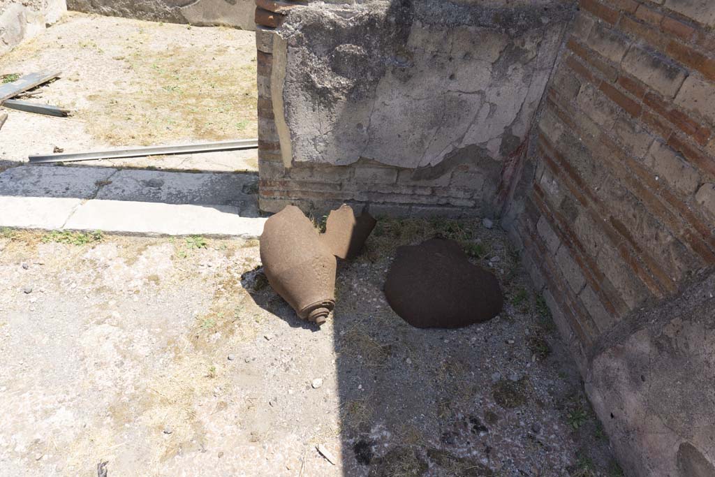 VI.12.5 Pompeii. 14th July 2017.
South-east corner of atrium 7 outside doorway into room 13, remains of a bomb from the Second World War.
Foto Annette Haug, ERC Grant 681269 DÉCOR.