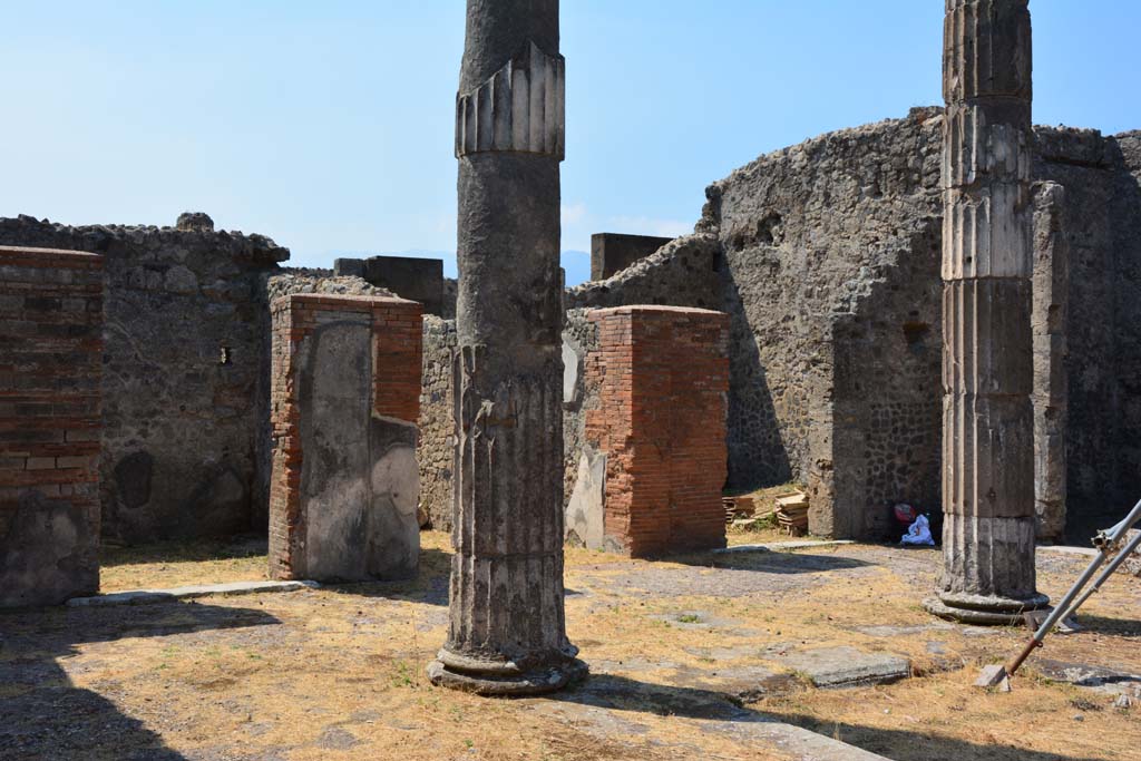 VI.12.5 Pompeii. 14th July 2017.
Looking south-west across impluvium in atrium with doorway to room 9 on left, entrance corridor 6 behind column, and room 8, centre right.
Foto Annette Haug, ERC Grant 681269 DÉCOR.