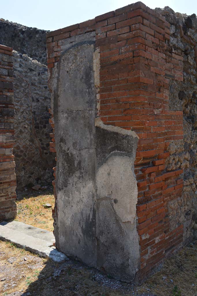 VI.12.5 Pompeii. 14th July 2017.
Looking south-east towards pilaster between doorway to room 9 on left, and entrance corridor/fauces 6, on right.
Foto Annette Haug, ERC Grant 681269 DÉCOR.