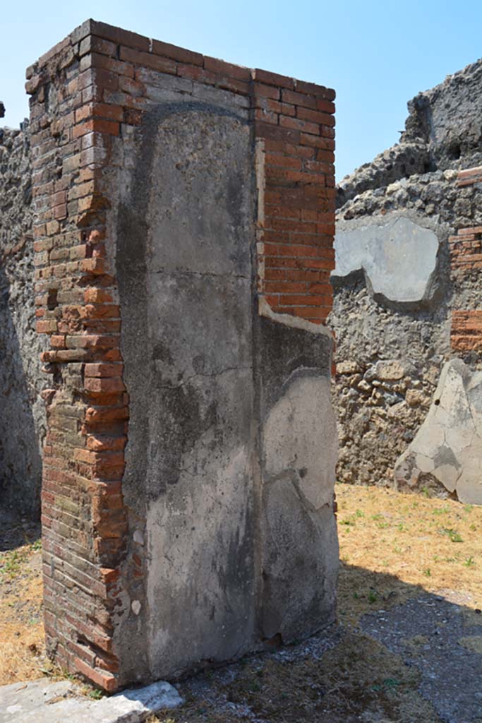 VI.12.5 Pompeii. 14th July 2017.
Pilaster in south wall of Secondary Atrium, between doorway to room 9 on left, and entrance corridor/fauces 6, on right.
Foto Annette Haug, ERC Grant 681269 DÉCOR.