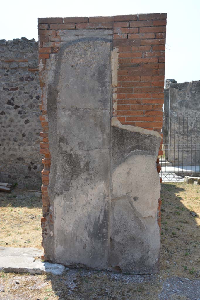 VI.12.5 Pompeii. 14th July 2017.
Looking south to pilaster in south-east corner of atrium, on east side of entrance corridor 6, on right.
Foto Annette Haug, ERC Grant 681269 DÉCOR.