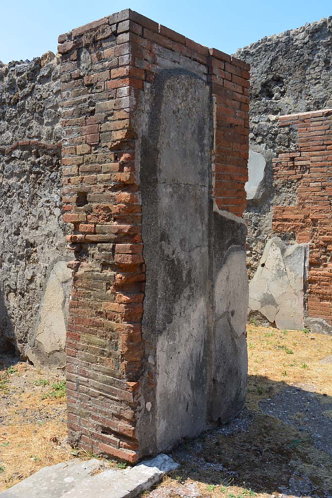 VI.12.5 Pompeii. 14th July 2017.
Looking south-west towards pilaster in Secondary Atrium, between doorway to room 9 on left, and entrance corridor/fauces 6, on right.
Foto Annette Haug, ERC Grant 681269 DÉCOR.