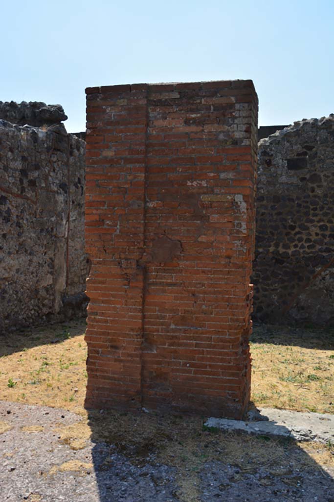 VI.12.5 Pompeii. 14th July 2017.
Pilaster between entrance corridor/fauces, on left, and doorway to room 8 on right.
Foto Annette Haug, ERC Grant 681269 DÉCOR.