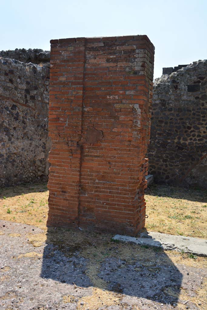 VI.12.5 Pompeii. 14th July 2017.
Detail of pilaster between entrance corridor/fauces, on left, and doorway to room 8 on right.
Foto Annette Haug, ERC Grant 681269 DÉCOR.