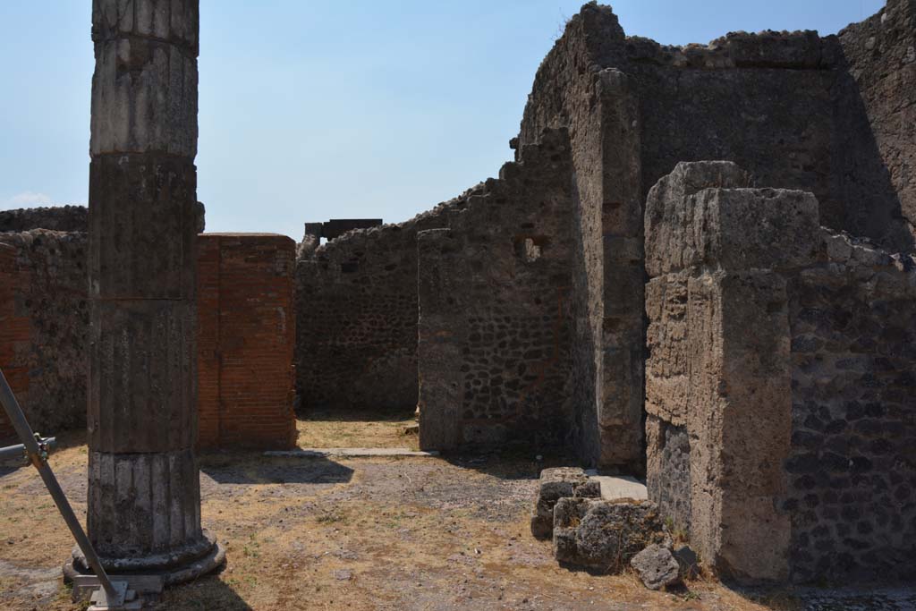VI.12.5 Pompeii. 14th July 2017.
Looking towards south-west corner of atrium, with doorway into room 8 in centre, and room 10, centre right.
Foto Annette Haug, ERC Grant 681269 DÉCOR.