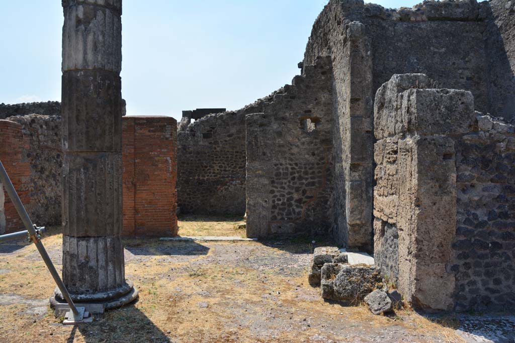 VI.12.5 Pompeii. 14th July 2017.
Looking towards south-west corner of atrium, with doorway into room 8 in centre, room 10, centre right, and south wall of West Ala 11, on right.
Foto Annette Haug, ERC Grant 681269 DÉCOR.