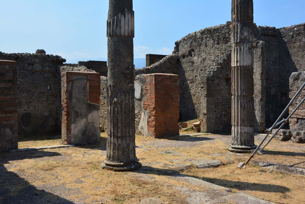 VI.12.5 Pompeii. 14th July 2017. Looking south-west across impluvium in atrium.
The doorway to room 9 is on left, entrance corridor 6 behind column, room 8, centre right, and room 10, is on right.
Foto Annette Haug, ERC Grant 681269 DÉCOR.