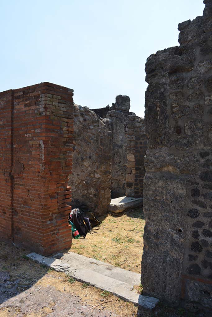 VI.12.5 Pompeii. 14th July 2017.
Room 8, doorway in south-west corner of atrium 7 into cubiculum.
Foto Annette Haug, ERC Grant 681269 DÉCOR.