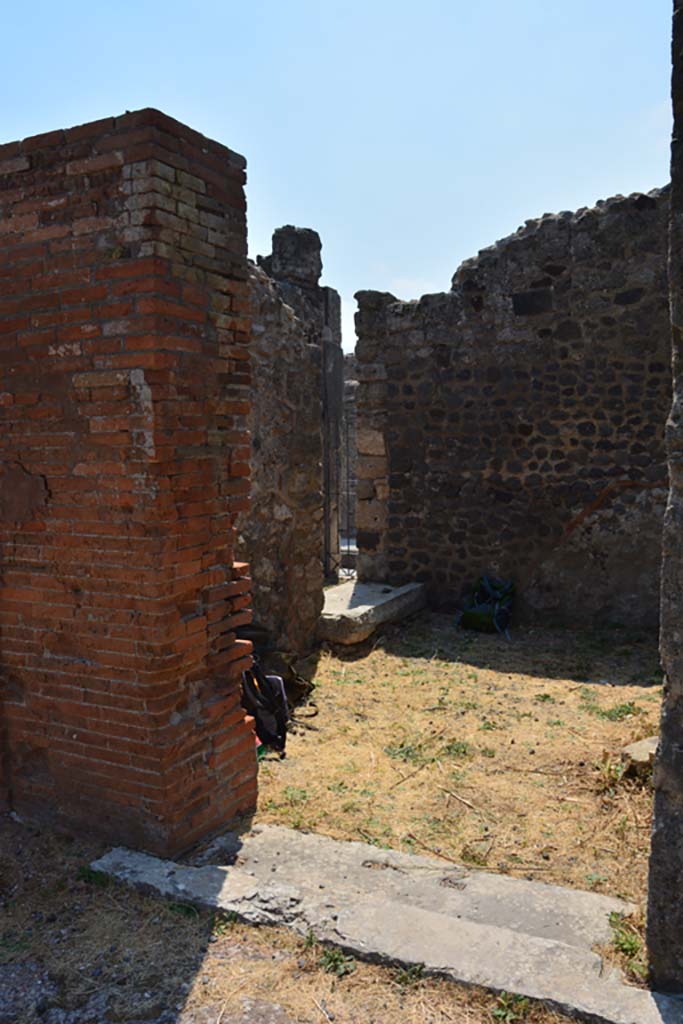 VI.12.5 Pompeii. 14th July 2017.
Room 8, looking south-east across cubiculum from entrance doorway in atrium 7.
Foto Annette Haug, ERC Grant 681269 DÉCOR.