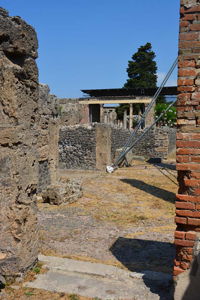 VI.12.5 Pompeii. 14th July 2017.
Looking north-west from doorway of room 8 towards north wall of West Ala 11.
Foto Annette Haug, ERC Grant 681269 DÉCOR.