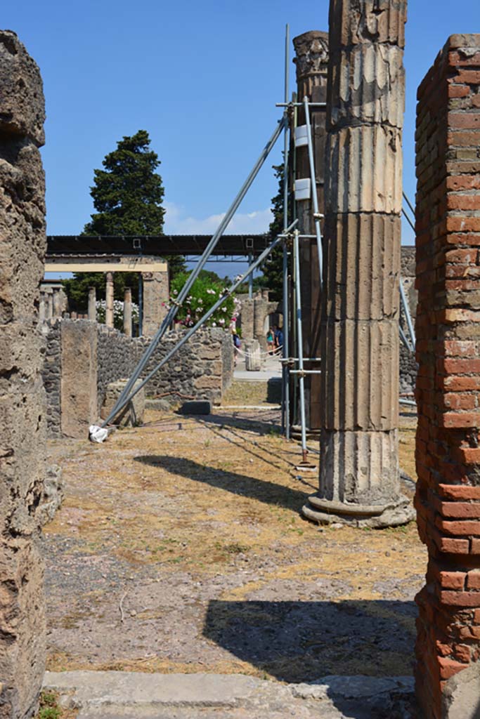 VI.12.5 Pompeii. 14th July 2017.
Looking north from doorway of room 8, across atrium towards corridor 16.
Foto Annette Haug, ERC Grant 681269 DÉCOR.