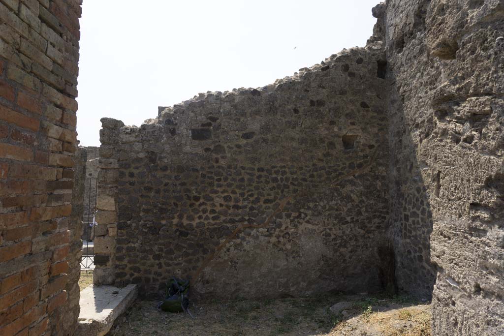 VI.12.5 Pompeii. 14th July 2017.
Room 8, looking towards south wall of cubiculum, with doorway into entrance corridor which would have lead to stairs to upper floor.
Foto Annette Haug, ERC Grant 681269 DÉCOR.