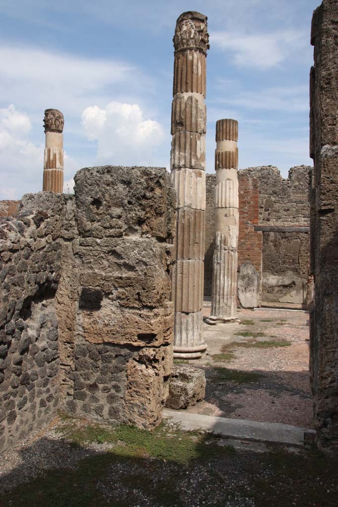 VI.12.2 Pompeii. September 2021.
Looking towards east wall of room/cubiculum 10 on east side of Tuscan atrium, with doorway to Tetrastyle atrium of VI.12.5 in centre.
Photo courtesy of Klaus Heese.