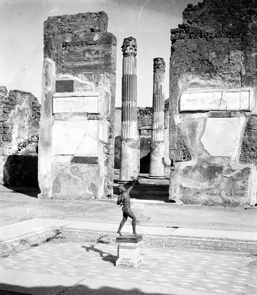 VI.12.2 Pompeii. W.1123.
Looking across impluvium towards east side of atrium, and doorway to west ala 11 and atrium of VI.12.5, in centre.
Photo by Tatiana Warscher. Photo © Deutsches Archäologisches Institut, Abteilung Rom, Arkiv.