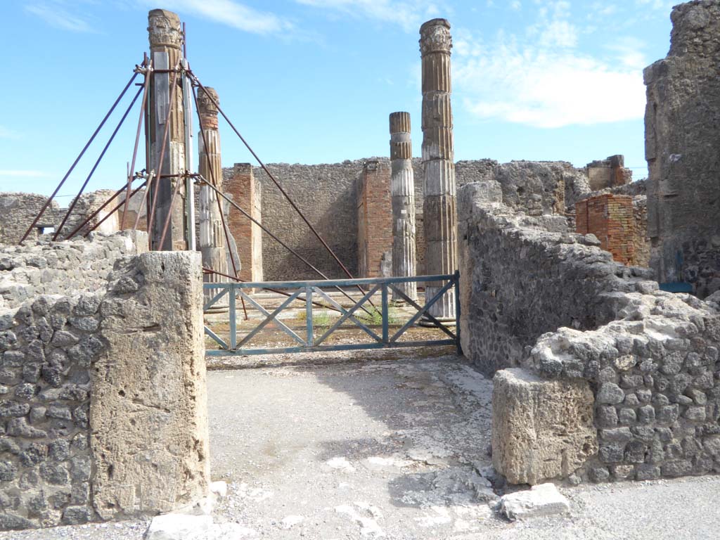 VI.12.5 Pompeii. 30th September 2015.
Looking east through doorway from atrium of VI.12.2 across Secondary Atrium 7 towards East Ala, 14.
Foto Annette Haug, ERC Grant 681269 DÉCOR.