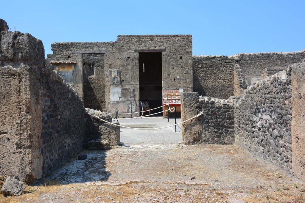VI.12.5 Pompeii. 14th July 2017. Room 11, looking west towards doorway into atrium of VI.12.2, with north wall on right.
Foto Annette Haug, ERC Grant 681269 DÉCOR.