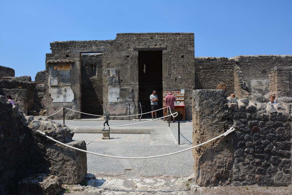 VI.12.5 Pompeii. 14th July 2017. Room 11, looking towards west wall with doorway into atrium of VI.12.2.
Foto Annette Haug, ERC Grant 681269 DÉCOR.