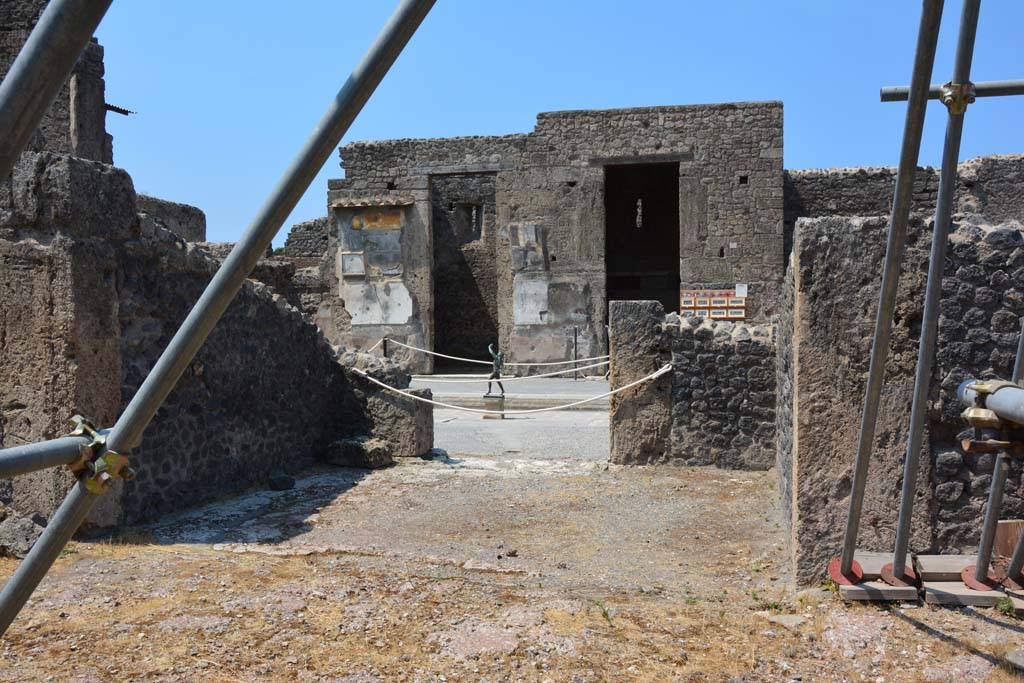VI.12.5 Pompeii. 14th July 2017. Room 11, looking south-west, from Secondary Atrium 7 in VI.12.5.
Foto Annette Haug, ERC Grant 681269 DÉCOR.