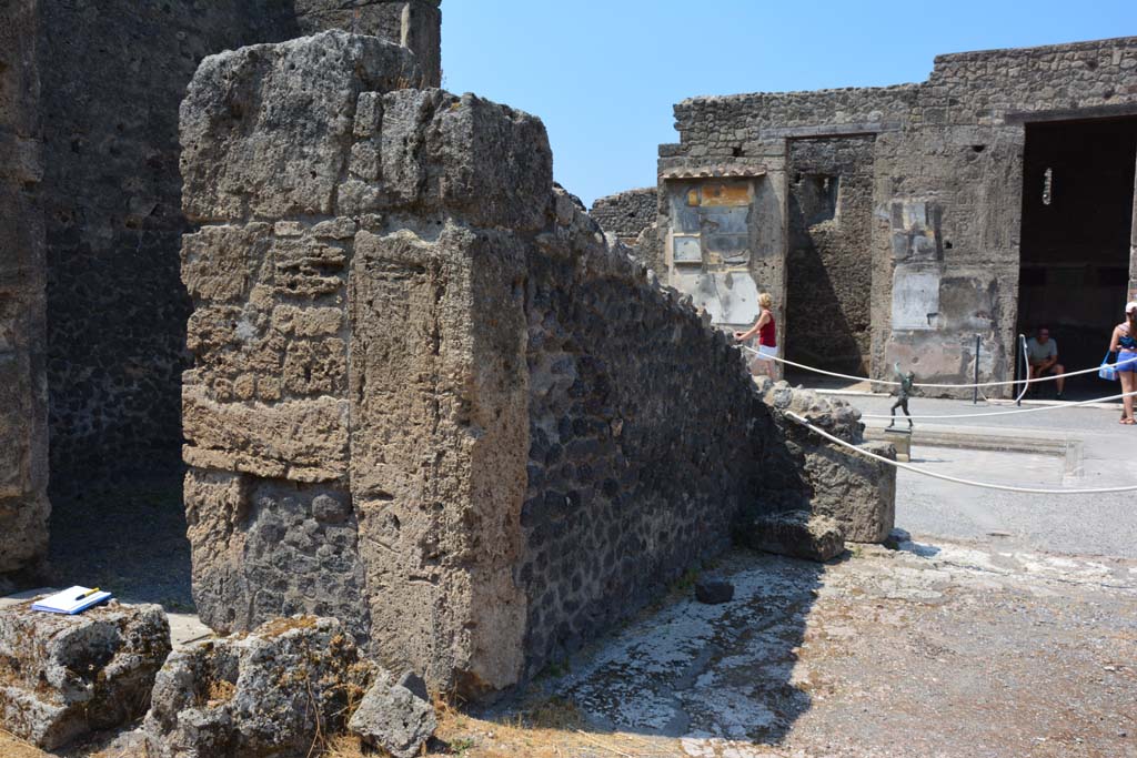 VI.12.5 Pompeii. 14th July 2017. Room 11, looking west across south wall from Secondary Atrium 7 of VI.12.5.
Foto Annette Haug, ERC Grant 681269 DÉCOR.