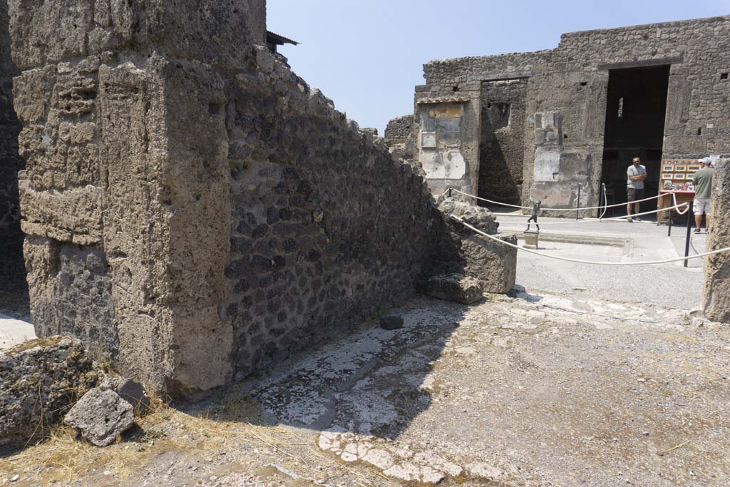 VI.12.5 Pompeii. 14th July 2017.
Room 11, looking south-west towards south wall. On left, doorway into room 10 and pilaster between.
Foto Annette Haug, ERC Grant 681269 DÉCOR.