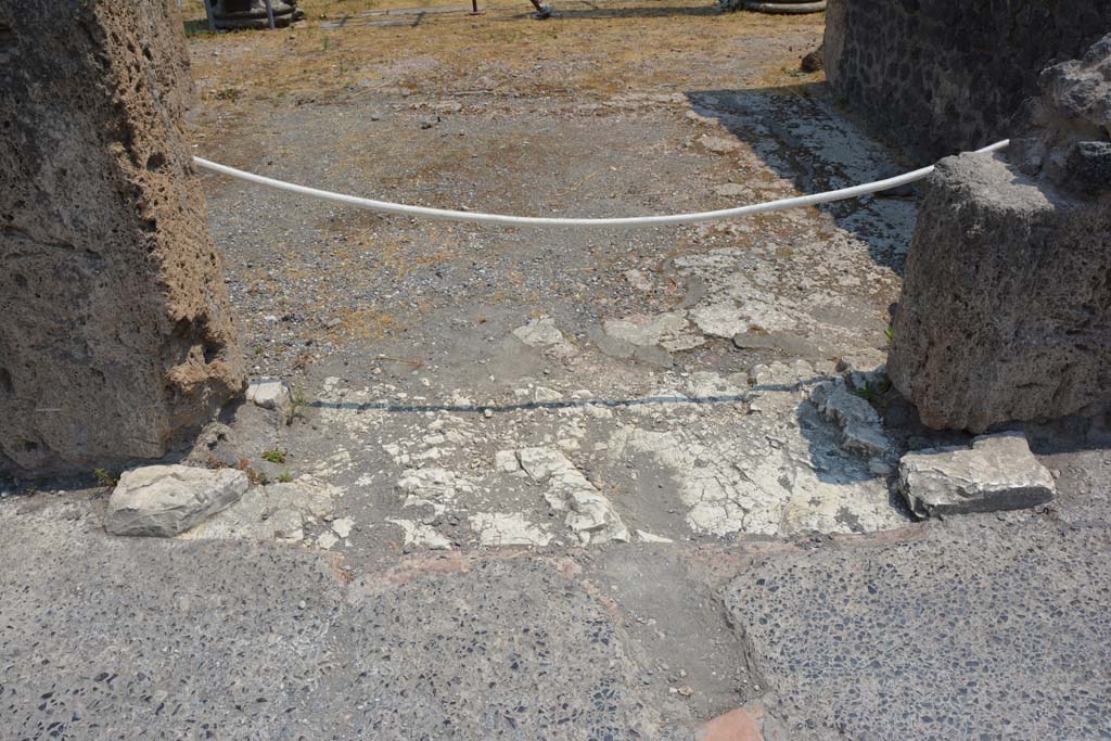 VI.12.5 Pompeii. 15th July 2017. Looking east through doorway into West Ala 11, from atrium of VI.12.2.
Foto Annette Haug, ERC Grant 681269 DÉCOR.