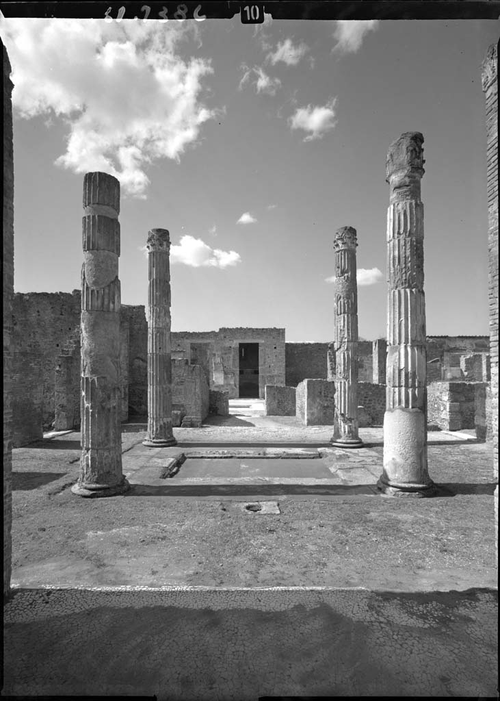 VI.12.5 Pompeii. 1961. Atrium 7.
Looking west across Secondary Atrium 7 towards West Ala 11 and entrance through to VI.12.2, from outside of East Ala 14.
DAIR 61.1386. Photo © Deutsches Archäologisches Institut, Abteilung Rom, Arkiv.