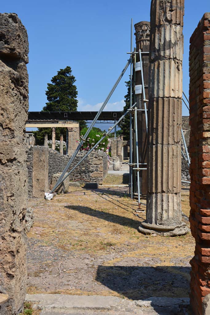 VI.12.5 Pompeii. 14th July 2017.
Looking north across atrium from doorway of room 8, towards corridor F1/16.
Foto Annette Haug, ERC Grant 681269 DÉCOR.