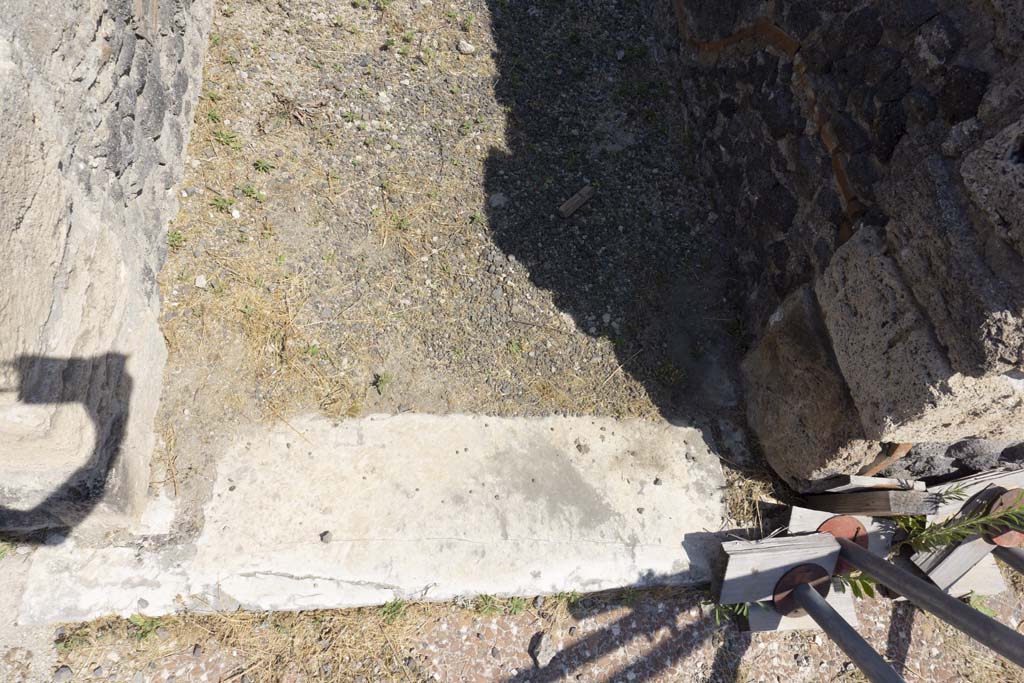 VI.12.5 Pompeii. 14th July 2017. Corridor 16, looking north across threshold/sill from atrium 7.
Foto Annette Haug, ERC Grant 681269 DÉCOR.