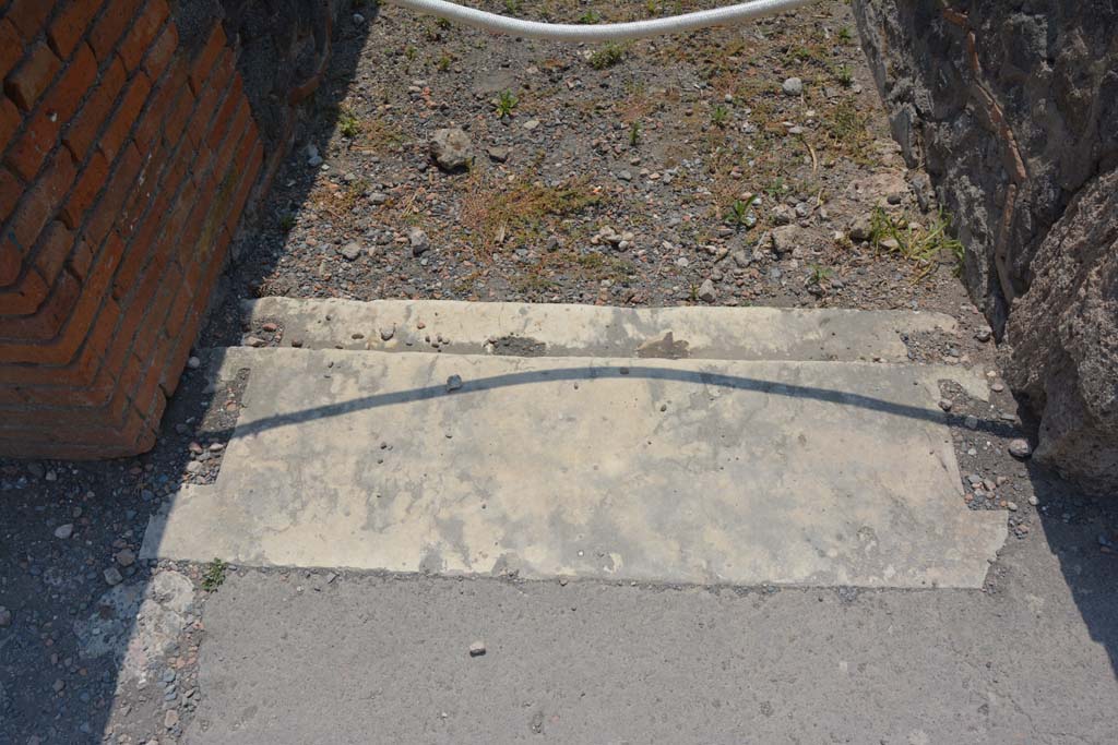 VI.12.5 Pompeii. 15th July 2017. Corridor 16, looking south across threshold/sill at north end, from Middle Peristyle.
Foto Annette Haug, ERC Grant 681269 DÉCOR.