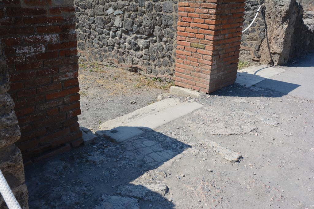 VI.12.5 Pompeii. 14th July 2017.
Looking south-west from doorway at south end of corridor 19 on east side of Middle Peristyle of VI.12.2 towards doorway into Room 51 in centre, and to corridor 16, on right.
Foto Annette Haug, ERC Grant 681269 DÉCOR.