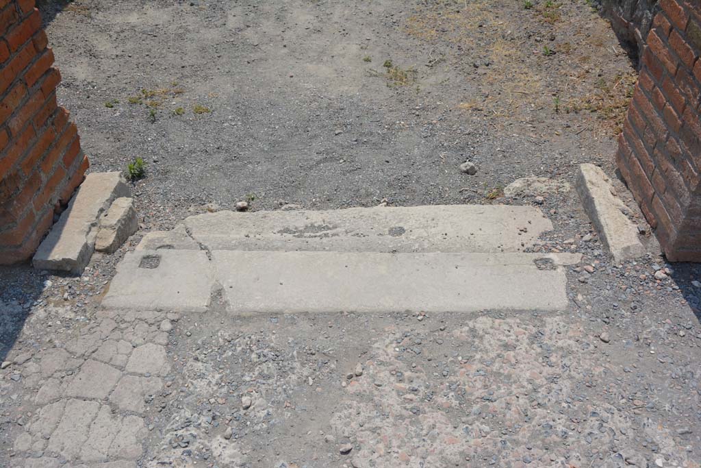 VI.12.5 Pompeii. 15th July 2017. Room 51, looking south across threshold/sill.
Foto Annette Haug, ERC Grant 681269 DÉCOR.