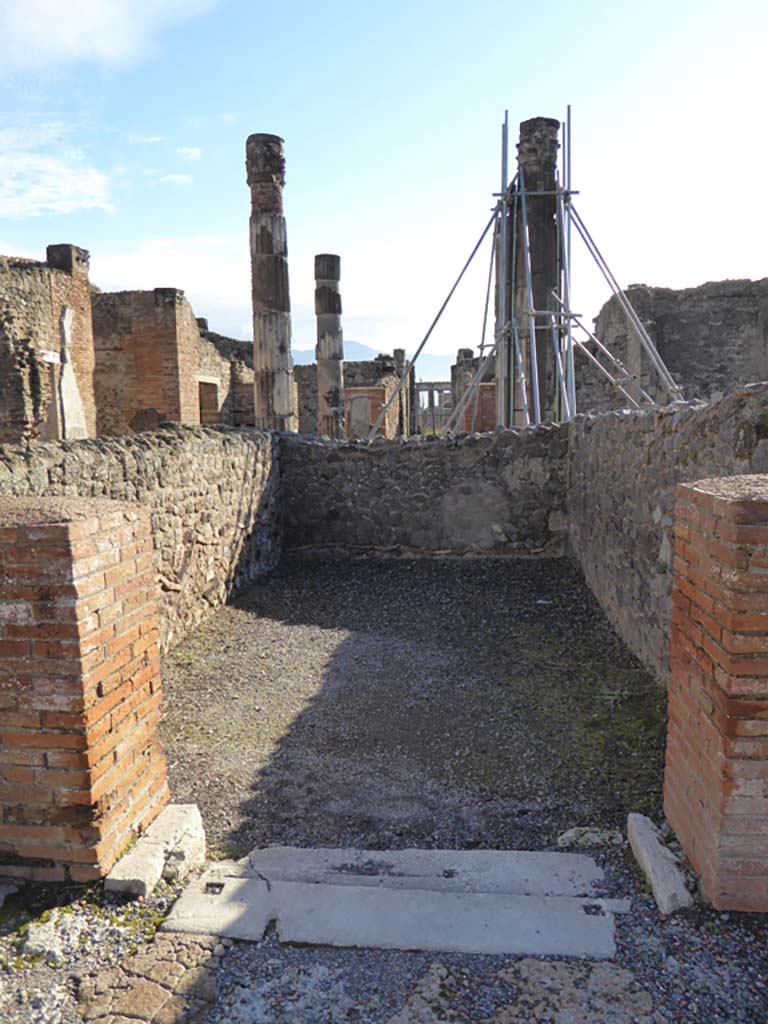 VI.12.5 Pompeii. 4th January 2017. Room 51, looking south through doorway from Middle Peristyle of VI.12.2.
Foto Annette Haug, ERC Grant 681269 DÉCOR.