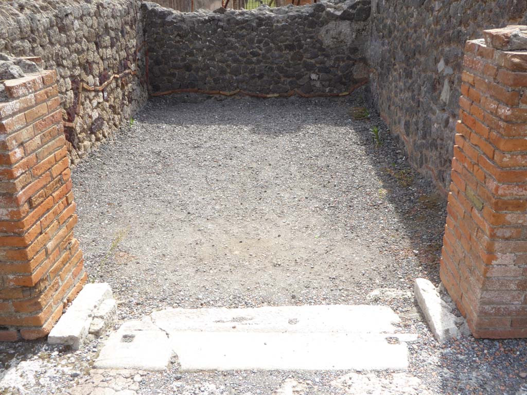 VI.12.5 Pompeii. 30th September 2015. Room 51, looking south across threshold/sill of doorway from Middle Peristyle of VI.12.2.
Foto Annette Haug, ERC Grant 681269 DÉCOR.