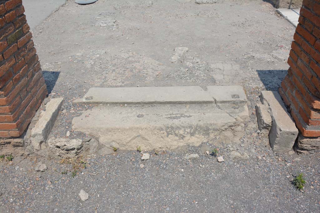 VI.12.5 Pompeii. 15th July 2017. Room 51, looking north across threshold/sill into Middle Peristyle of VI.12.2.
Foto Annette Haug, ERC Grant 681269 DÉCOR.