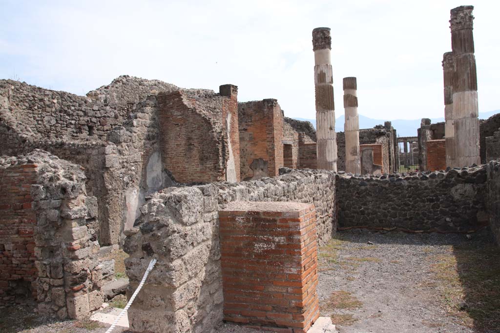 VI.12.5 Pompeii. September 2021.
Looking south across room 17, on left, and room 51, on right, of VI.12.2, towards atrium 7 of VI.12.5. Photo courtesy of Klaus Heese.