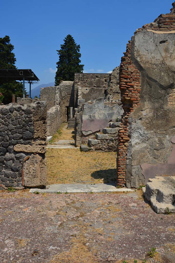 VI.12.5 Pompeii. 14th July 2017.
North-east corner of Secondary Atrium 7, looking north along corridor into VI.12.2, with doorway to room 17 in centre.
Foto Annette Haug, ERC Grant 681269 DÉCOR.