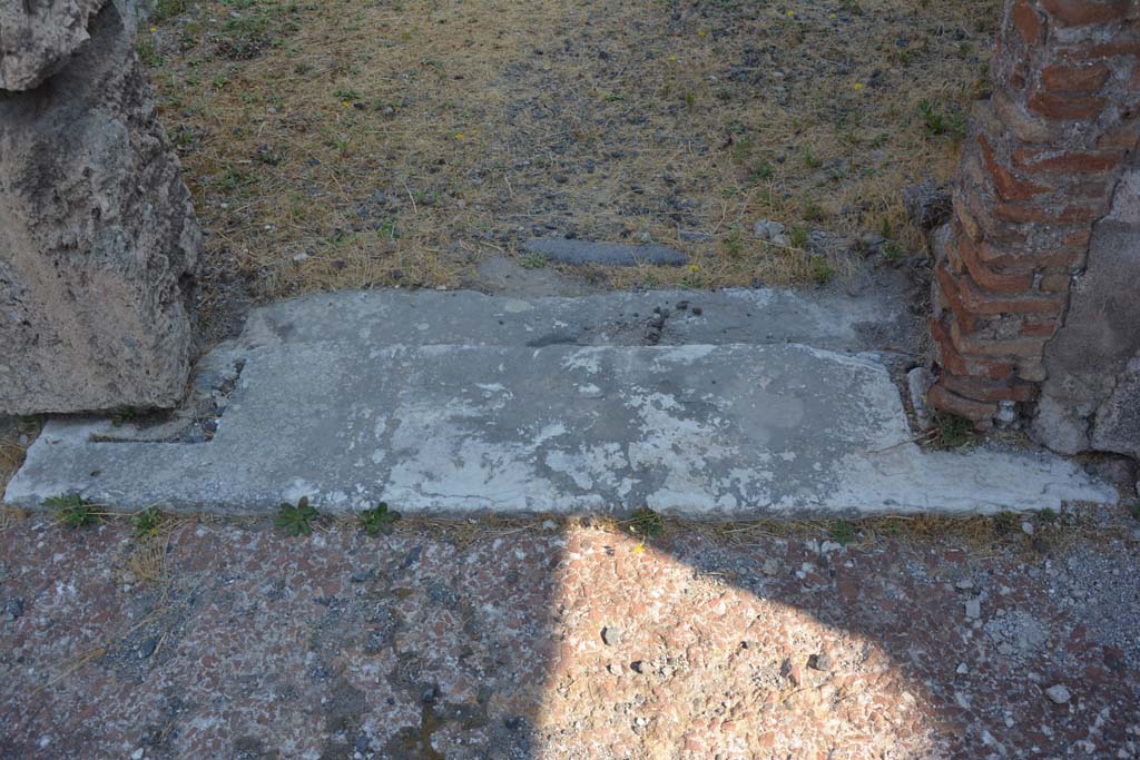 VI.12.5 Pompeii. 15th July 2017. Room 17, looking north from Secondary Atrium 7, across threshold/sill into room.
Foto Annette Haug, ERC Grant 681269 DÉCOR.