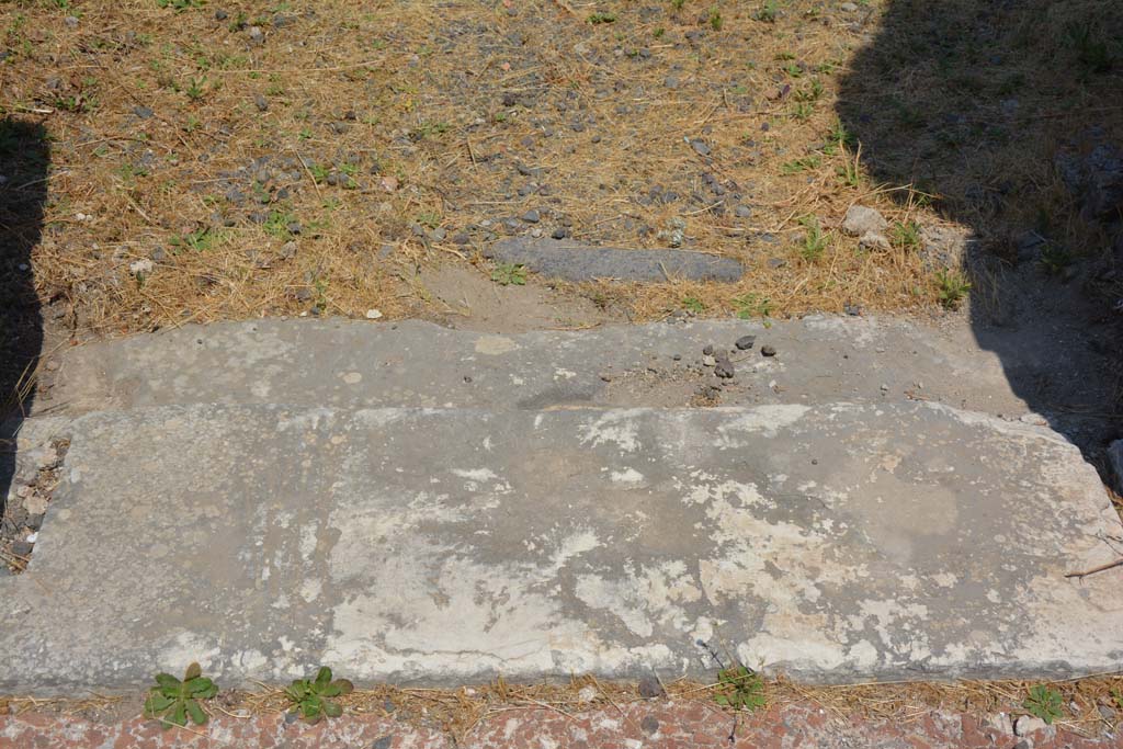 VI.12.5 Pompeii. 14th July 2017. Room 17, looking north from Secondary Atrium 7, with detail of threshold/sill.
Foto Annette Haug, ERC Grant 681269 DÉCOR.